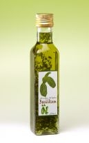 Basilikum Öl Oliven-Öl mit feinen Basilikum-Blättern